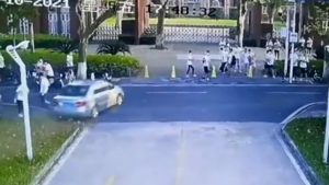Read more about the article Speeding Car Narrowly Misses Students And Smashes Through Large University Gate In Wuhan