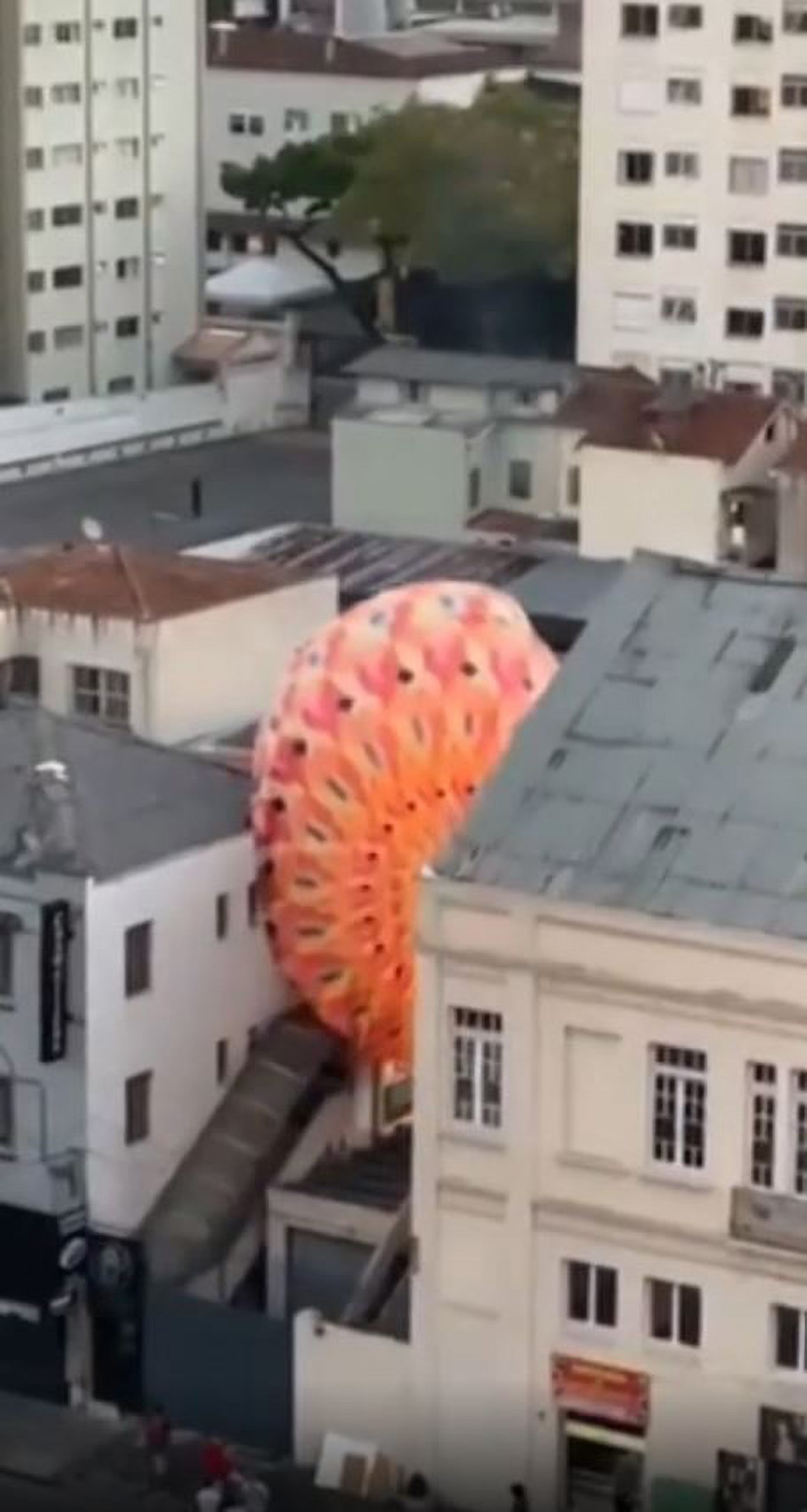 Read more about the article Hot Air Balloon Plummets To City Centre And Bursts Into Fireball Between Buildings