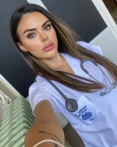 Read more about the article Fans Shocked By Snaps Of Sexy Influencer Doc Who Claimed Never To Have Had Plastic Surgery
