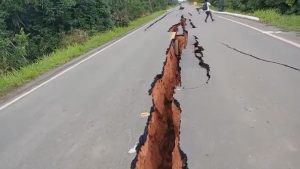 Read more about the article Huge Crater Appears On Only Motorway Connecting Amazon Region To Rest Of Brazil