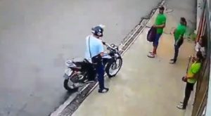 Read more about the article Moment Motorist Rams Thief On Motorbike As He Robs Workers In The Street