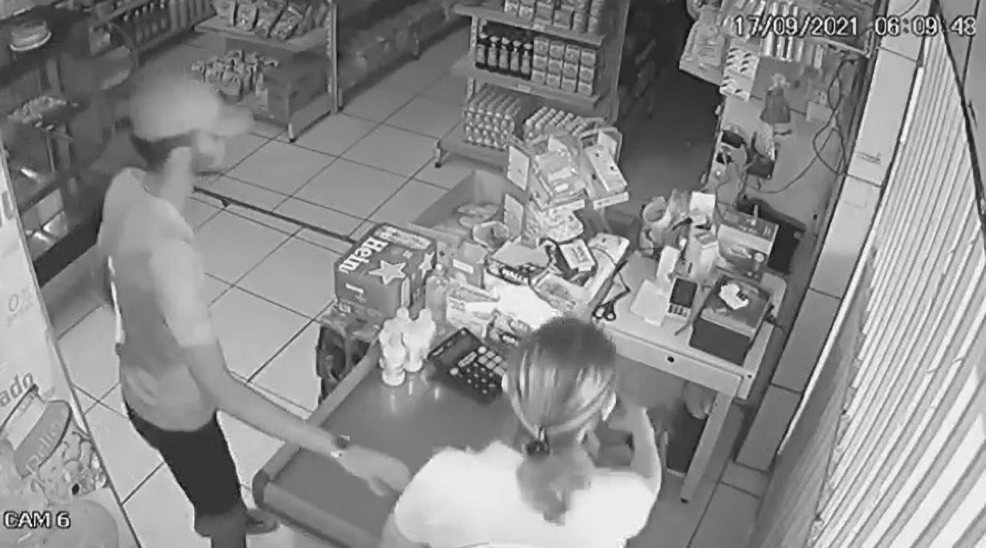 Read more about the article Moment Thief Politely Kisses Hand Of Cashier He Just Robbed