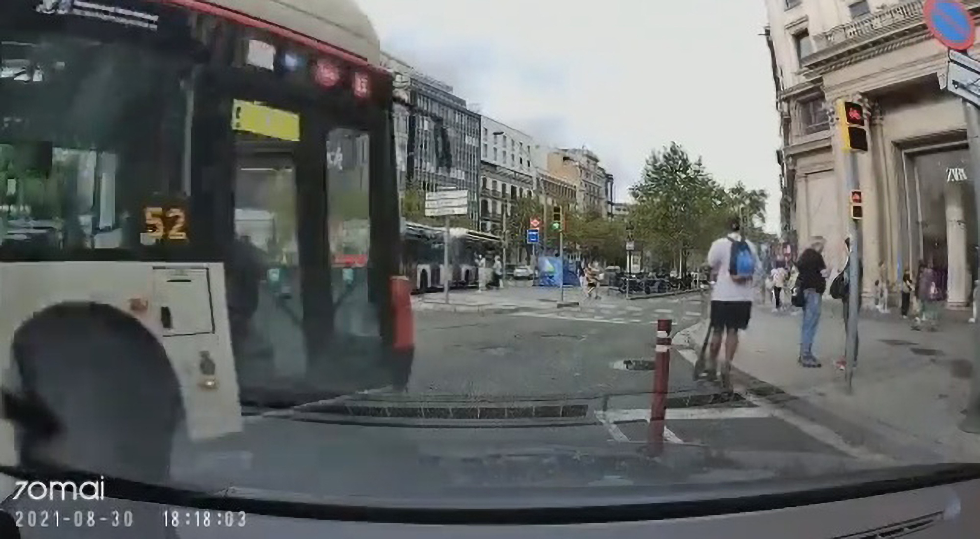 Read more about the article Moment E-Scooter Rider Nearly Wiped Out By Bus After Jumping Red Light Amid Spike In Accidents