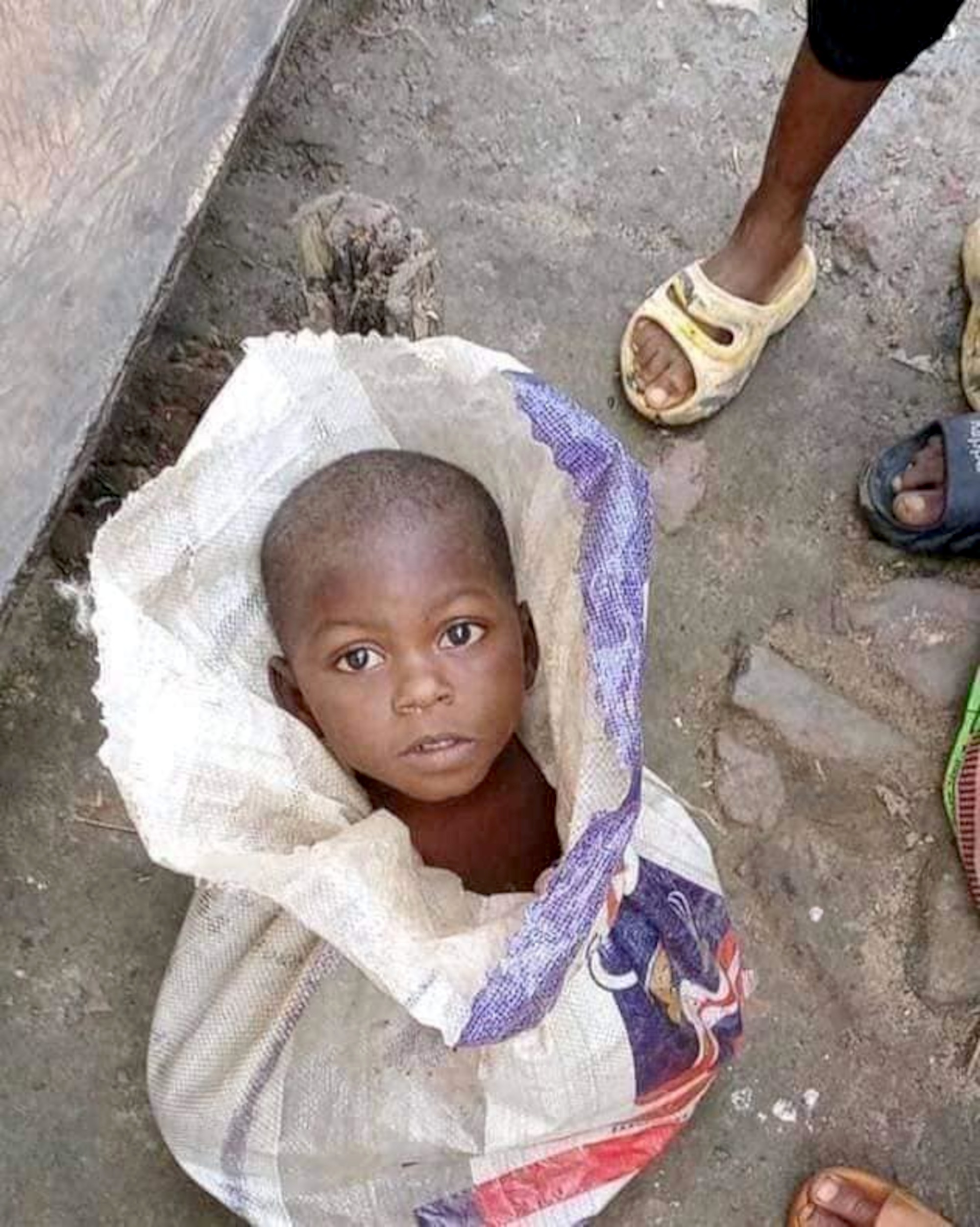 Read more about the article Nigerian Dad Arrested For Trying To Sell His 3 Year Old Son Inside A Bag Of Rice