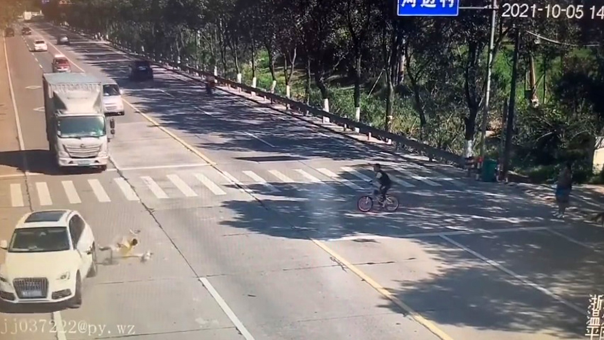 Read more about the article Moment Scooter Boy On Zebra Crossing Speeds Into Audi And Is Nearly Run Over By Lorry