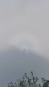 Read more about the article Tourist Films Huge Waving Buddha Shrouded In Light Halo Atop Chinese Mountain