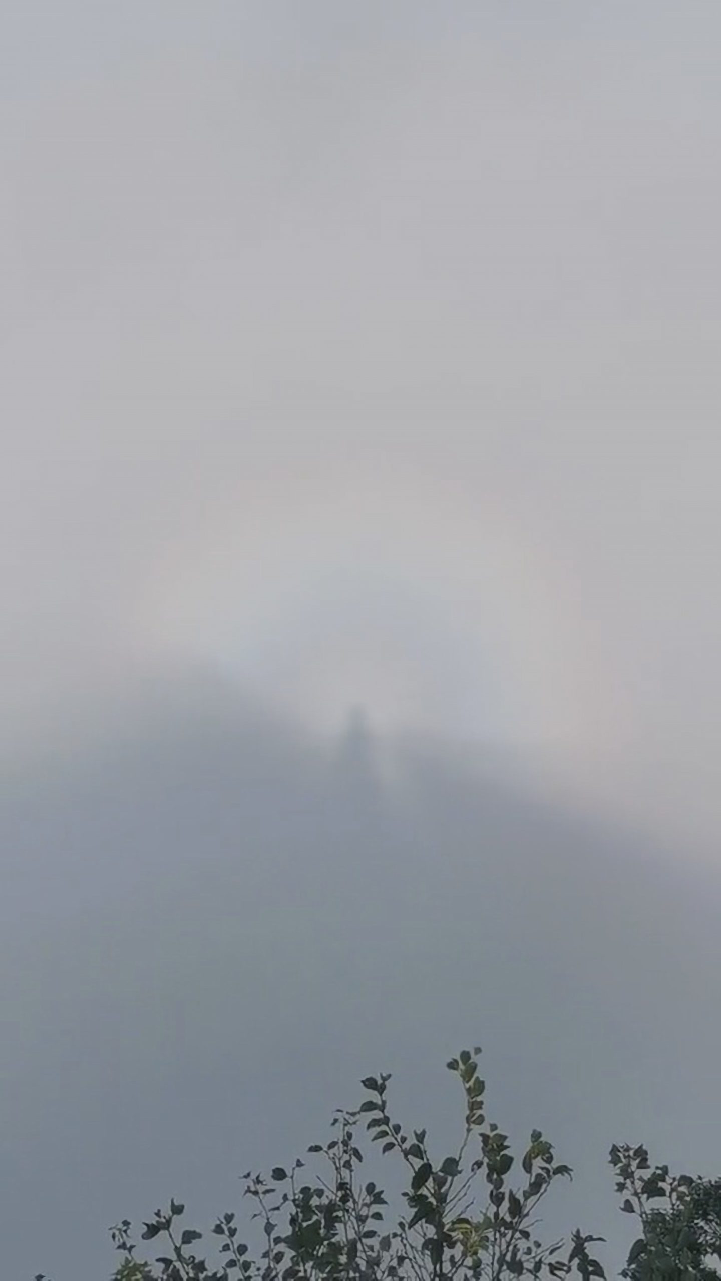 Read more about the article Tourist Films Huge Waving Buddha Shrouded In Light Halo Atop Chinese Mountain