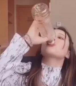 Read more about the article Pretty Chinese Influencer Drinks Pesticide During Livestream And Dies Next Day Aged 25