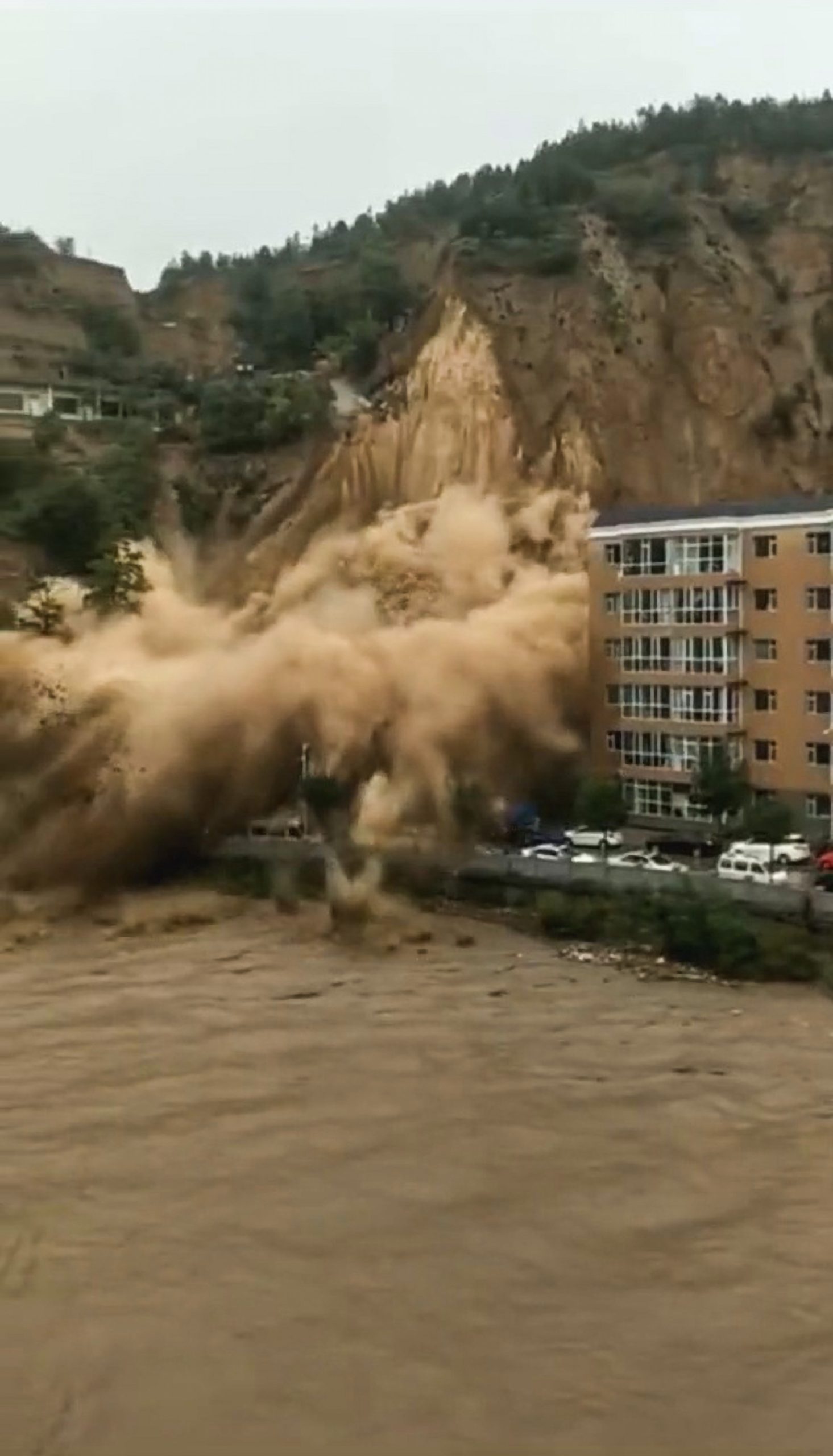 Read more about the article Moment Mountain Landslide Falls On Chinese Town And Kills 4 Traffic Cops