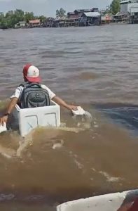 Read more about the article Moment Indonesian Kids Travel Home From School Across River In Foam Boxes