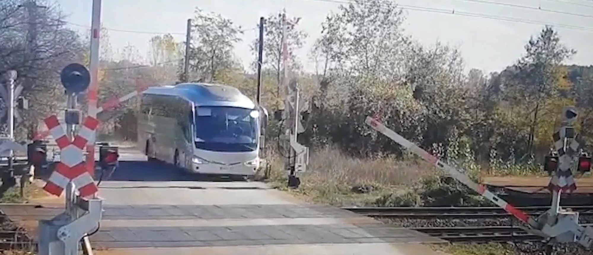 Read more about the article Bus Driver Catches Red Light At Level Crossing And Smashes Past Barriers