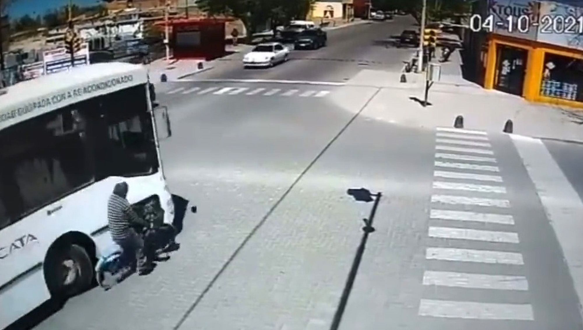 Read more about the article Incredible Moment Cyclist Run Over By Bus Gets Up And Walks Off After Dusting Himself Down
