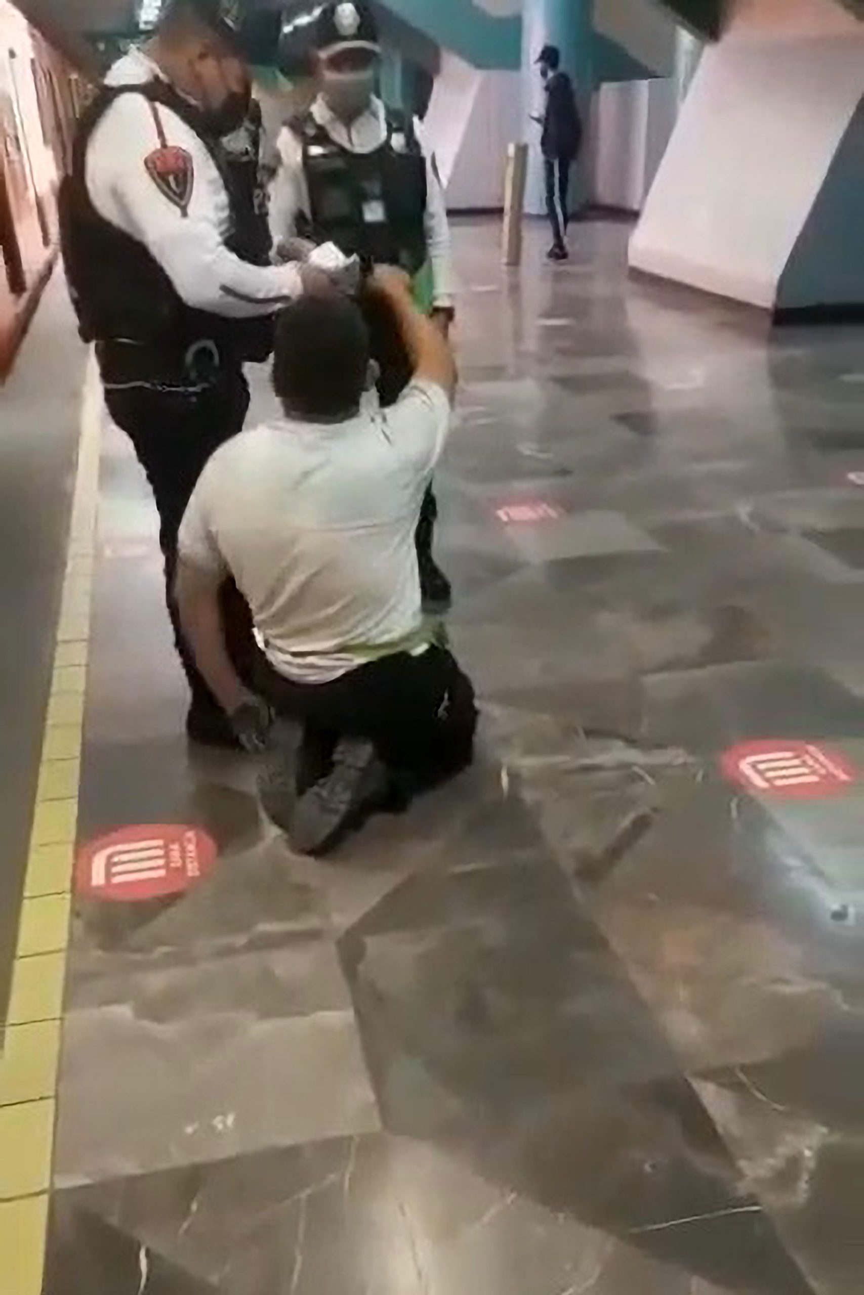 Read more about the article Disabled Beggar In Tube Station Miraculously Springs To Feet After Cops Come