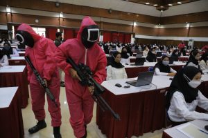Read more about the article Invigilators Don Squid Game Costumes To Monitor Indonesian Civil Servant Entrance Exam