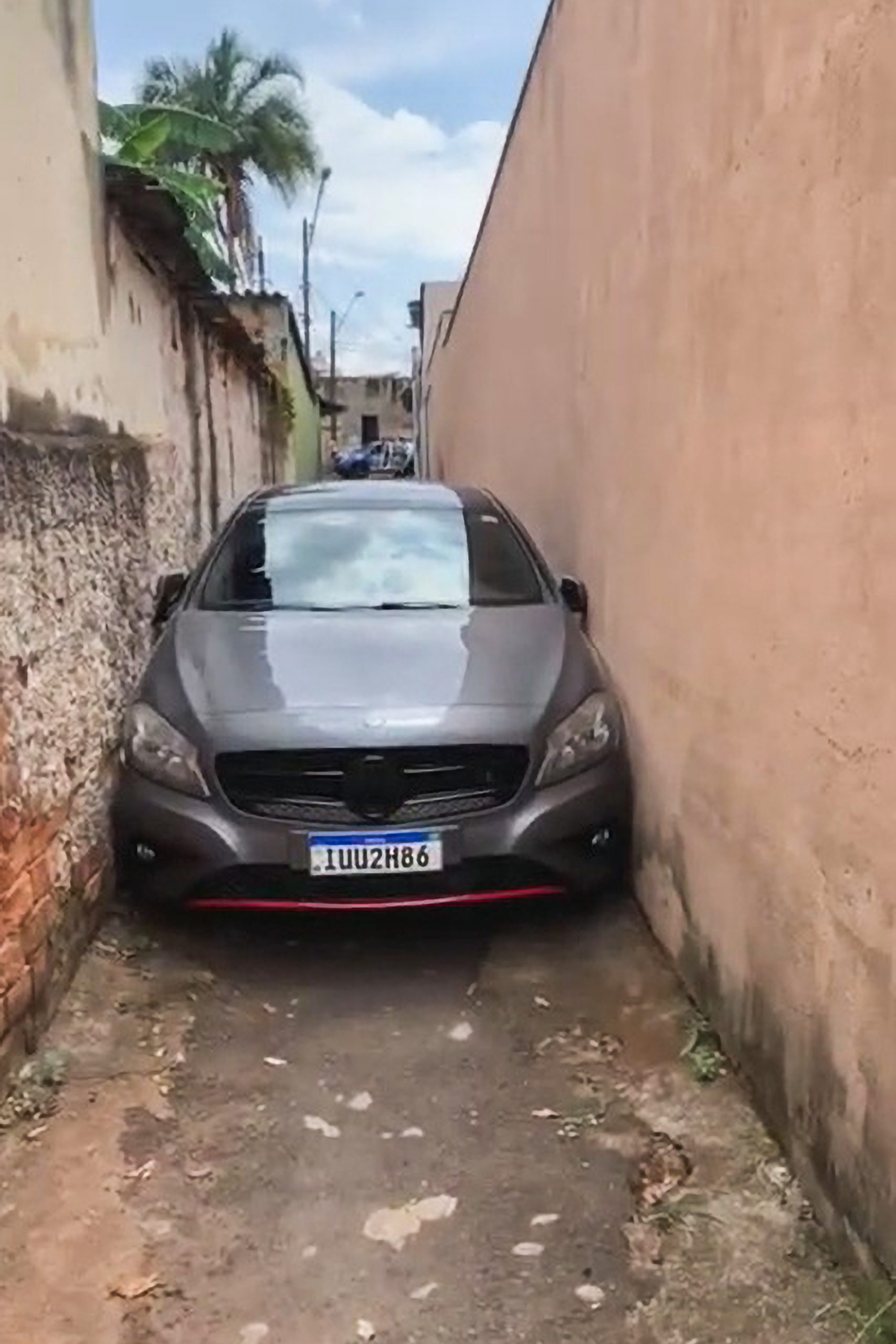 Read more about the article Hapless Driver Abandons Luxury Car After Getting It Stuck In Narrow Alley
