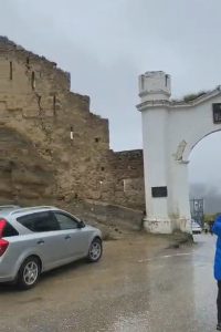 Read more about the article Moment Section Of UNESCO Protected Fortress Collapses In Front Of Stunned Tourists