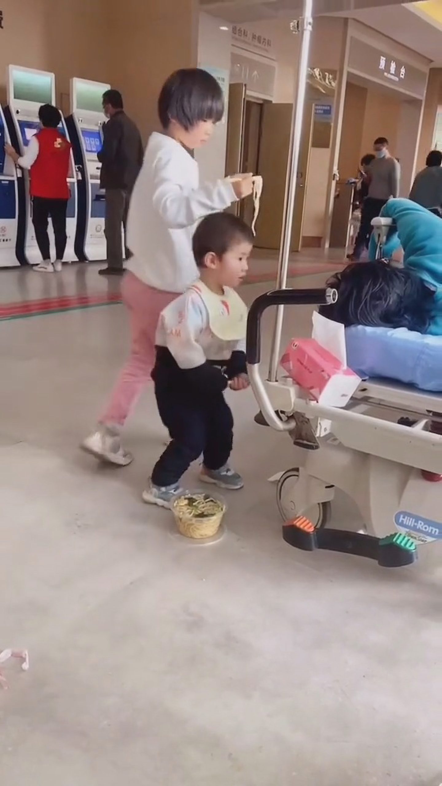 Read more about the article Touching Moment Young Girl Feeds Sick Mum Noodles In Chinese Hospital