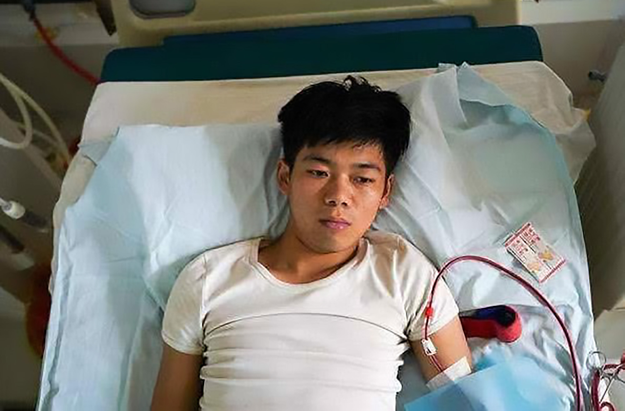 Read more about the article Teen Who Sold His Kidney For iPhone 4 Is Still Stuck In A Hospital Bed 10 Years Later