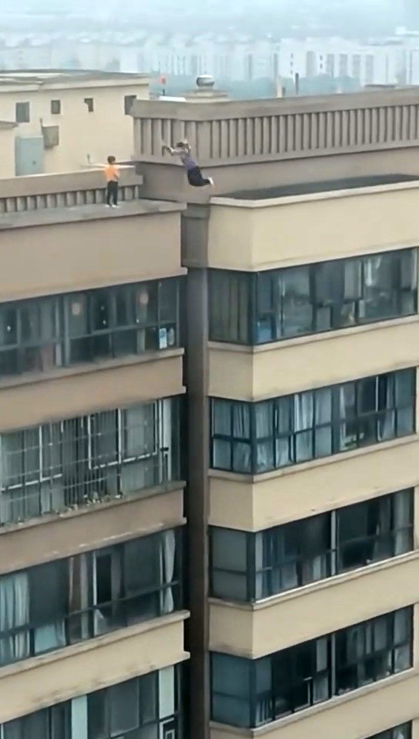 Read more about the article Moment Boy Jumps Between Roof Ledges On High Rise Building In China