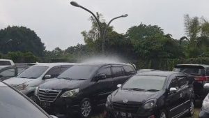 Read more about the article Bizarre Moment Heavy Rain Falls On Just One Car