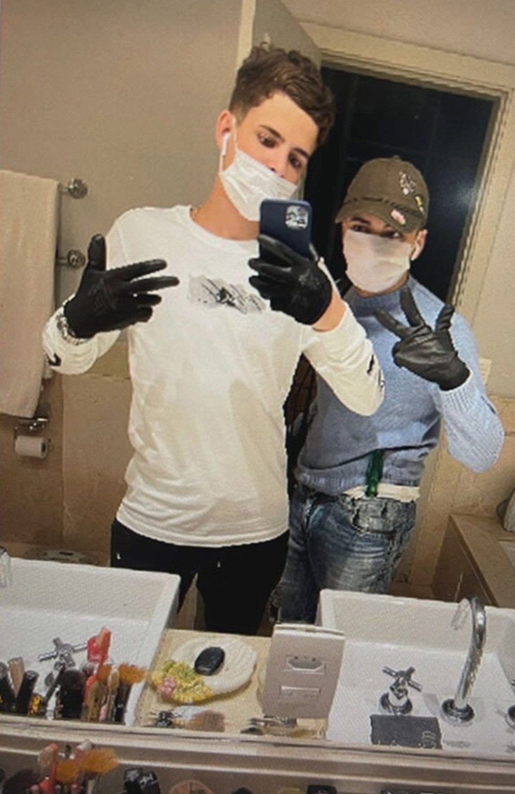Read more about the article Cops Arrest Baby Faced Robbers Who Took Selfie In Bathroom Mirror After Break In