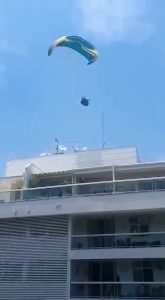Read more about the article Paraglider Loses Control Flying Over Buildings In Wind And Crashes Onto Power Cables In Street With A Bang