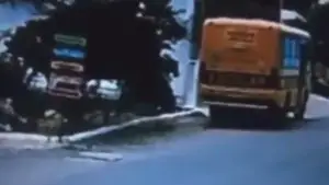 Read more about the article Moment Lucky Woman Narrowly Avoids Being Crushed By Runaway School Bus