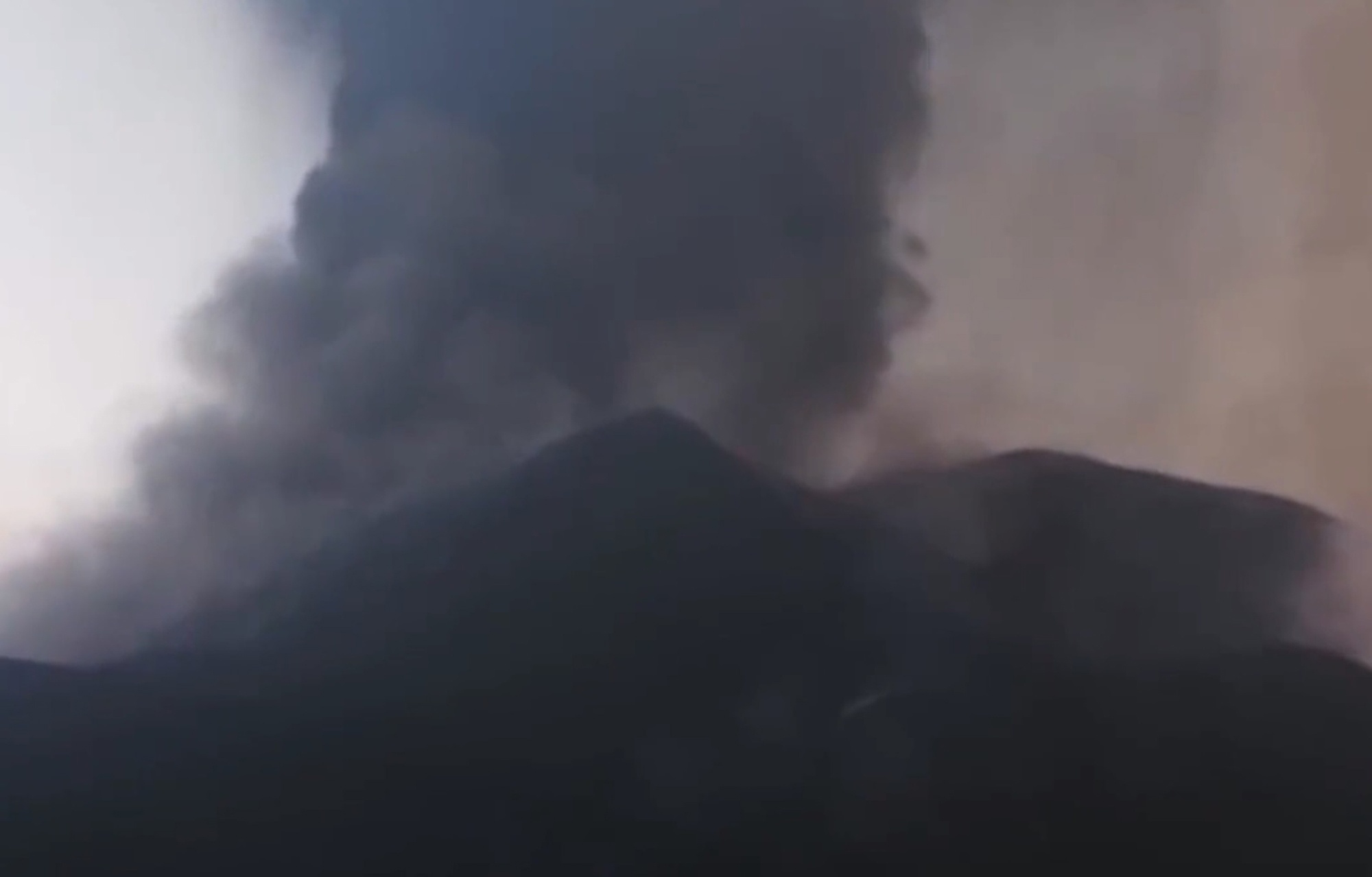Read more about the article La Palma Volcano Intensifies With Giant Ash Cloud Grounding Flights After Politician Suggests Bombing It
