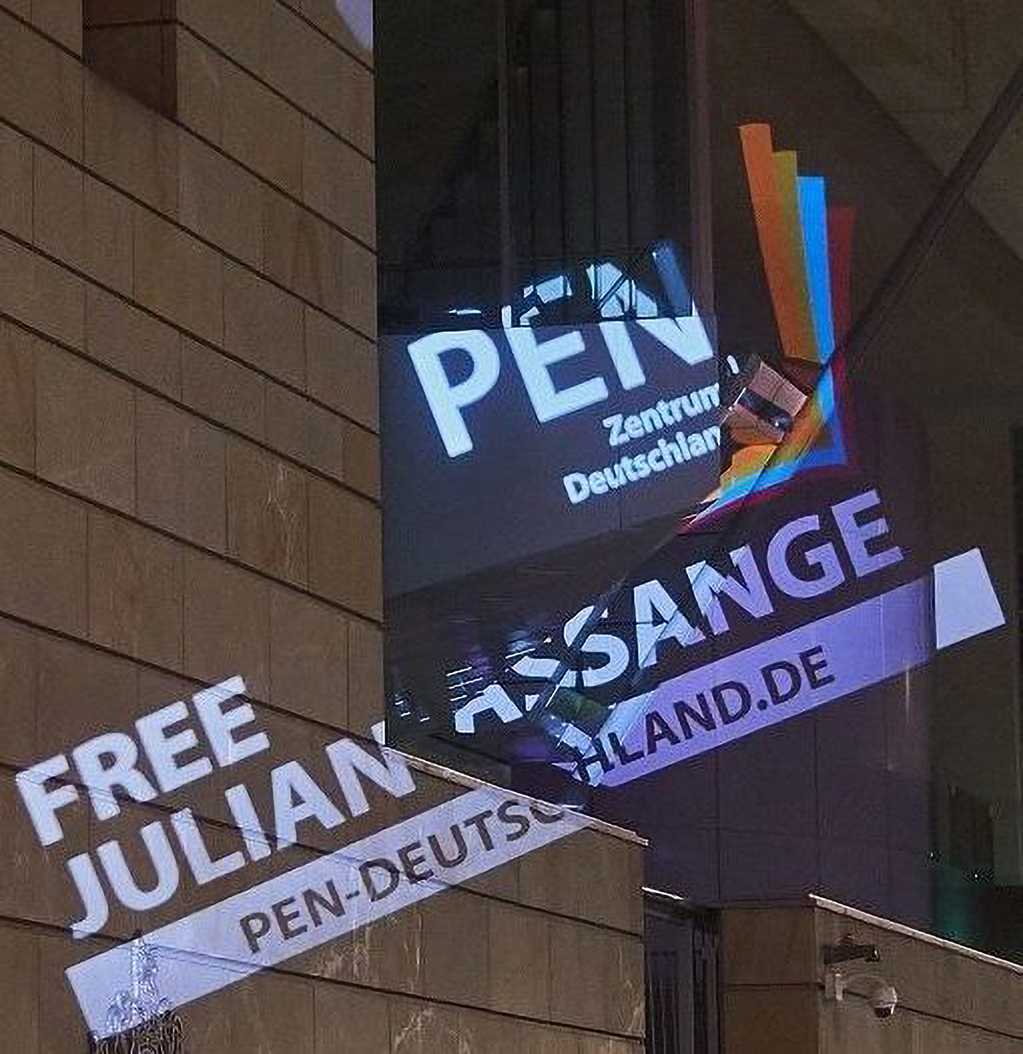 Read more about the article Writers Association Makes Julian Assange Honorary Member And Calls For Brits To Release Him