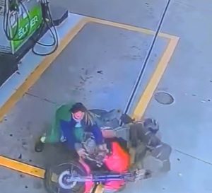 Read more about the article Female Petrol Station Attendant Dubbed Hulk Woman Wrestles Biker To The Ground After He Tries To Ride Off Without Paying