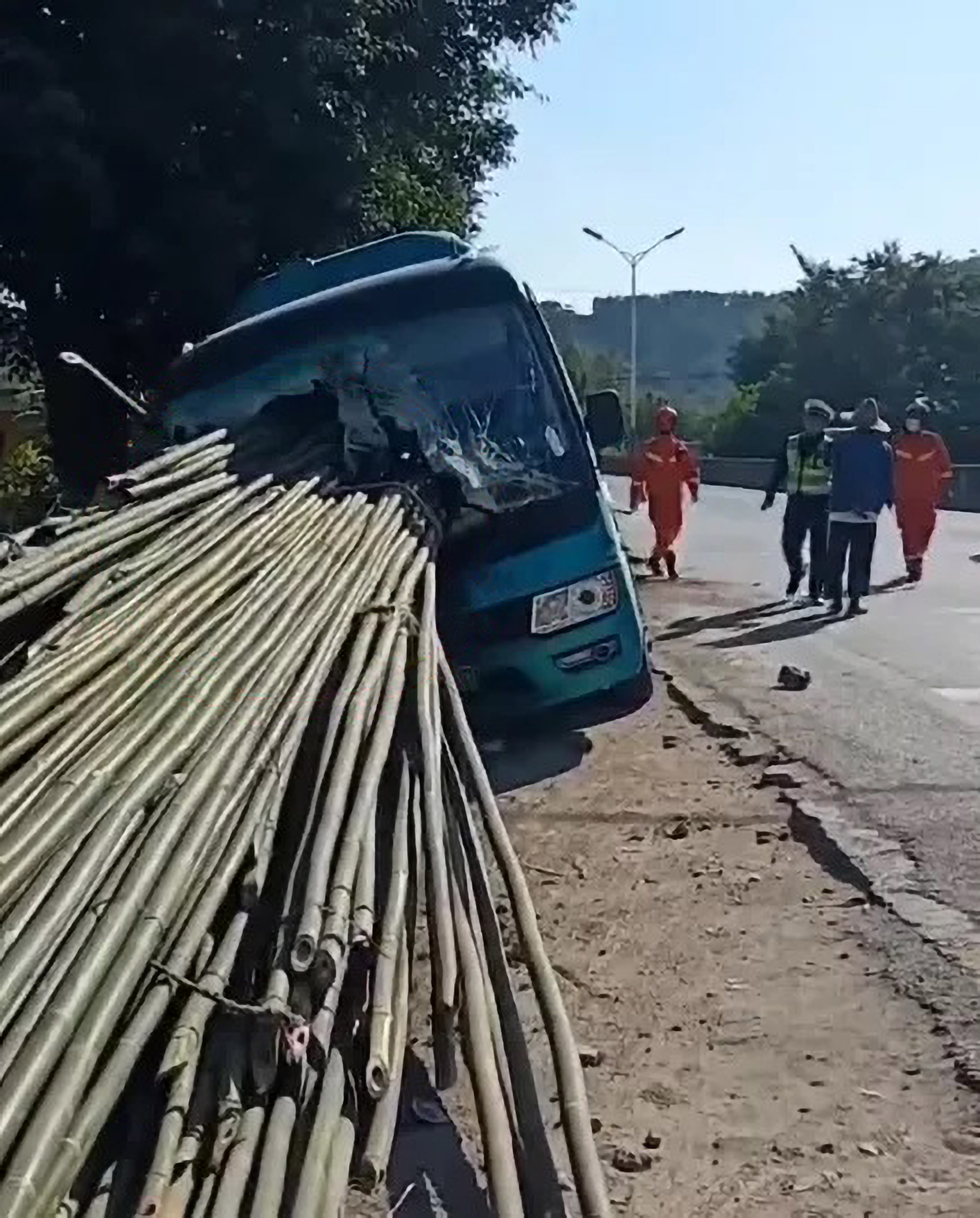 Read more about the article Moment Bus Crashes Into Back Of Tractor Carrying Hundreds of Bamboo Logs That Impale It