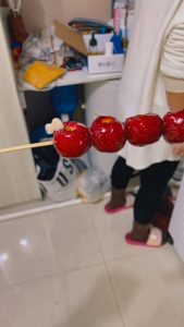 Read more about the article Woman Left Missing Two Teeth After Biting Into Home Made Toffee Apple In China