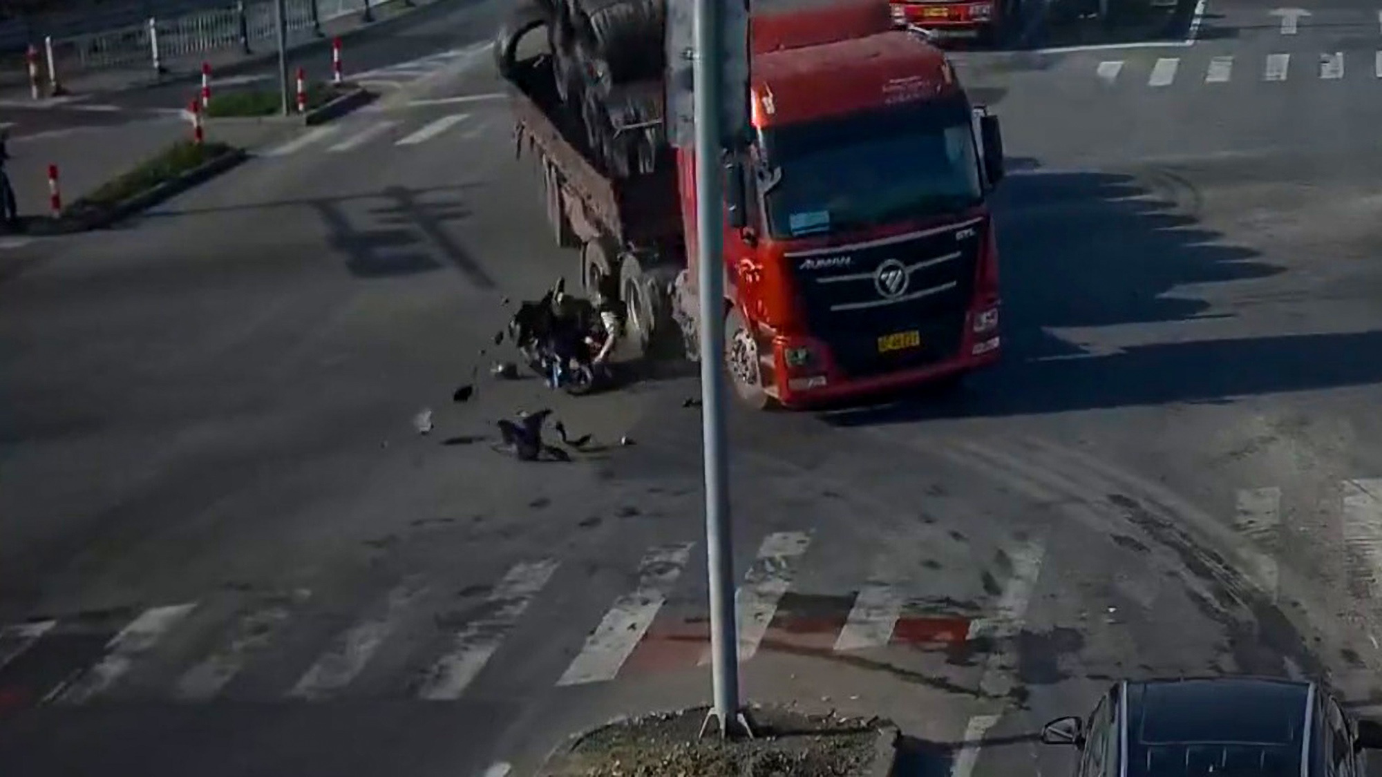 Read more about the article Lorry Crashes Into Biker That Jumped Red Light Before Shedding Load On SUV