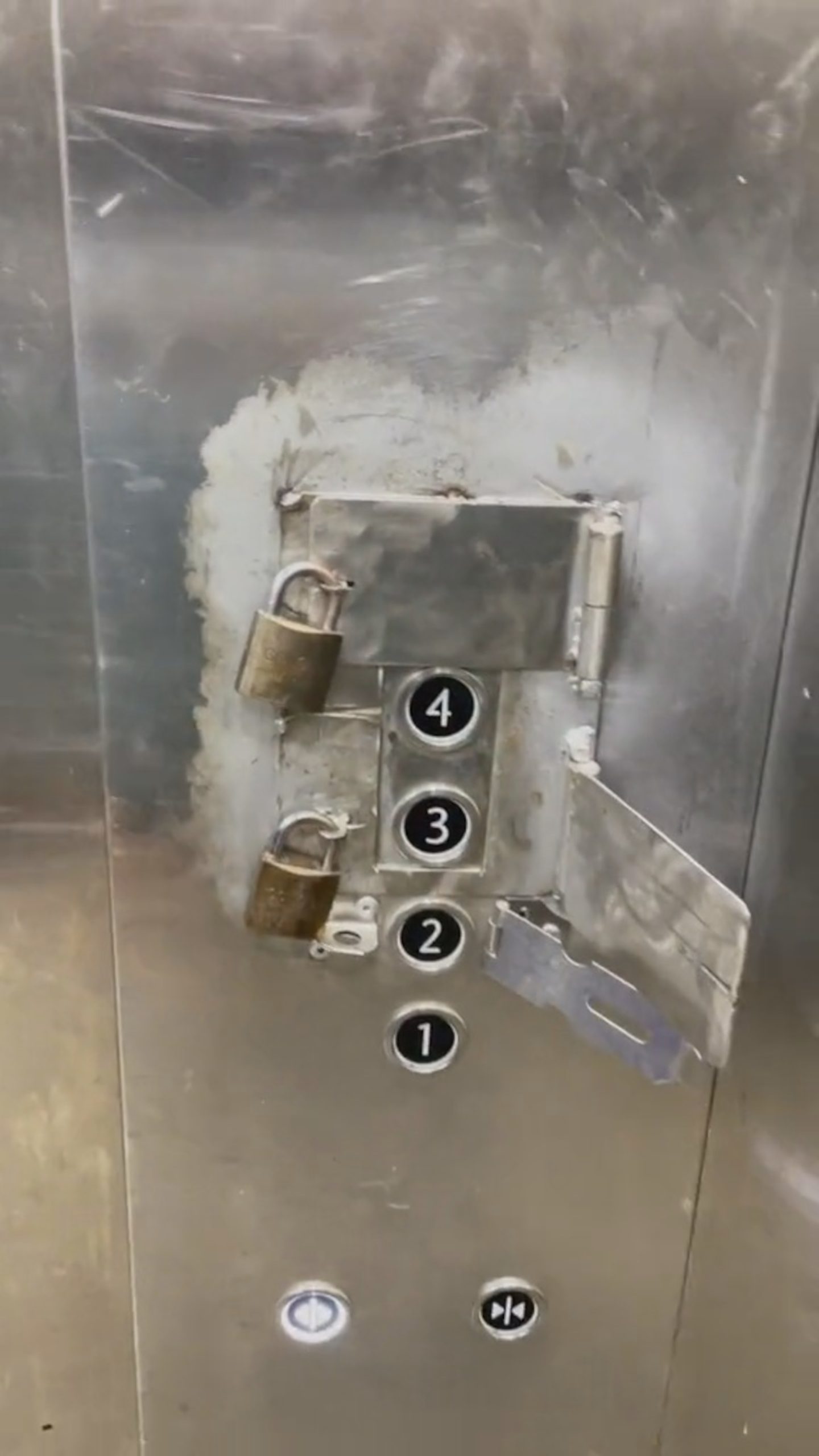 Read more about the article Woman Finds Weird Elevator With Locks On Buttons