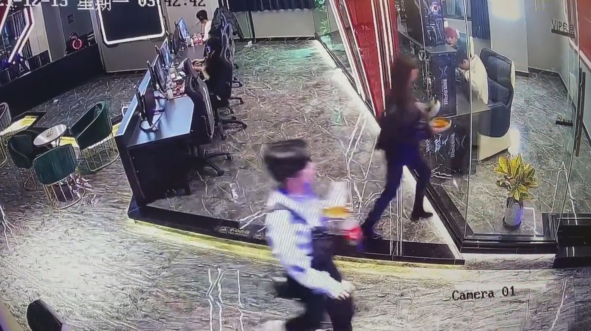 Read more about the article Moment Young Woman Carrying Bowl Of Rice Walks Straight Into Internet Cafes Glass Door