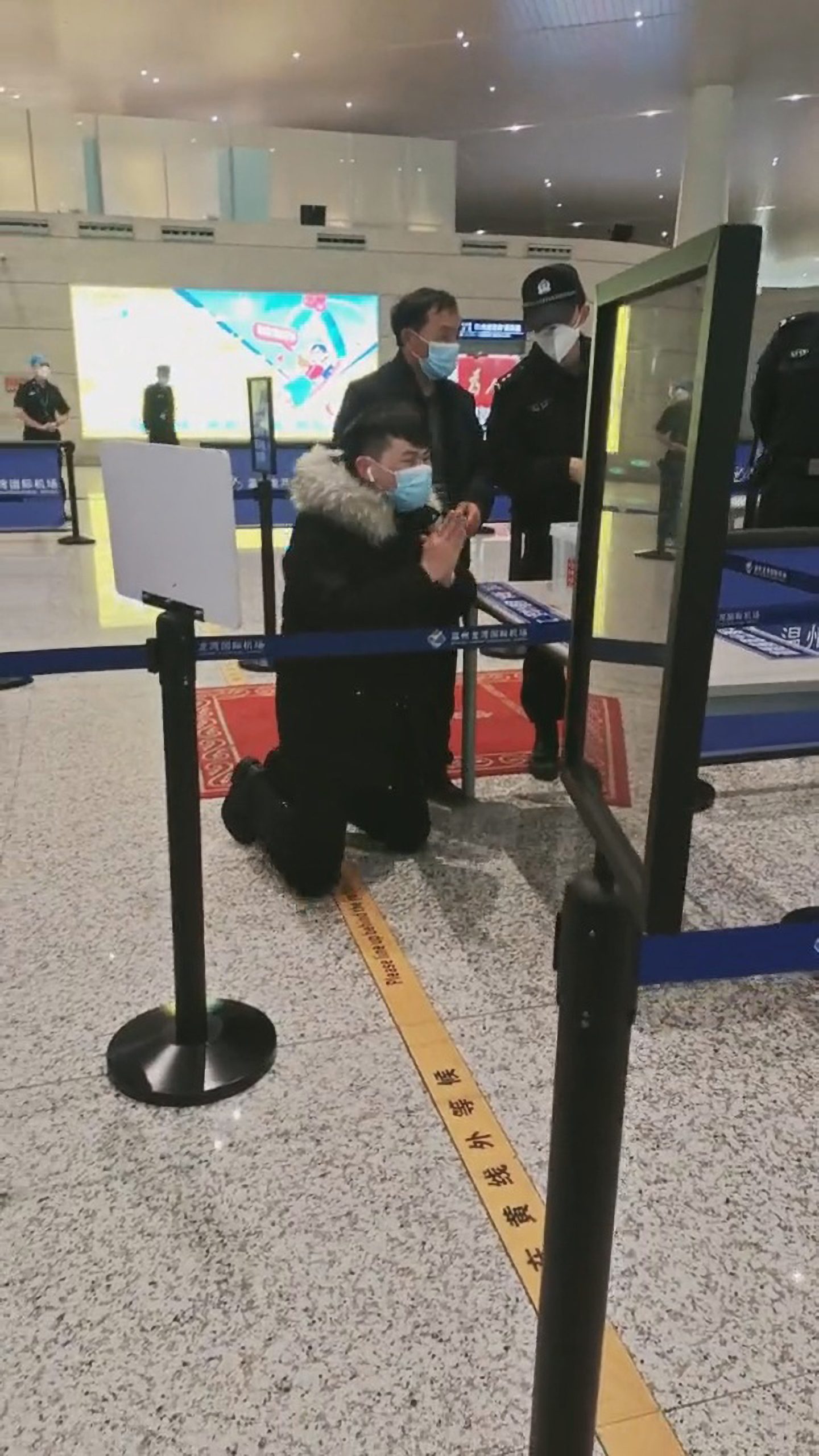 Read more about the article Kneeling Man Begs Girlfriend Not To Leave Him At Departure Gate