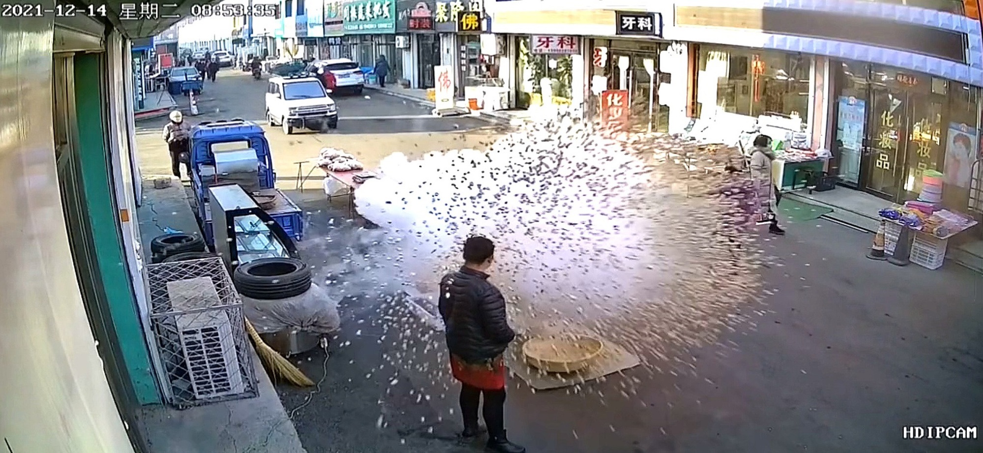 Read more about the article Street Showered In Popcorn After Makeshift Machine Explodes