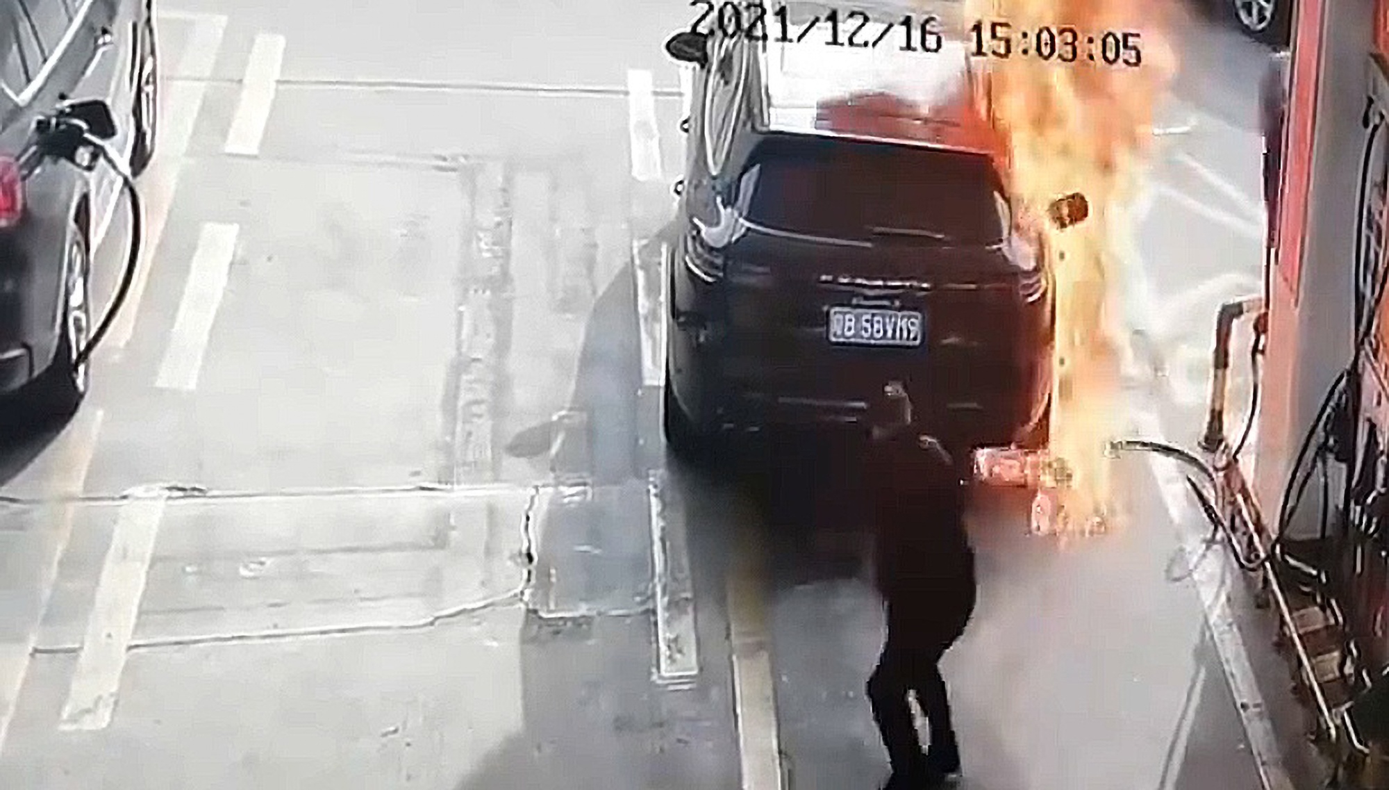 Read more about the article Moment Man Sets Porsche On Fire At Petrol Station