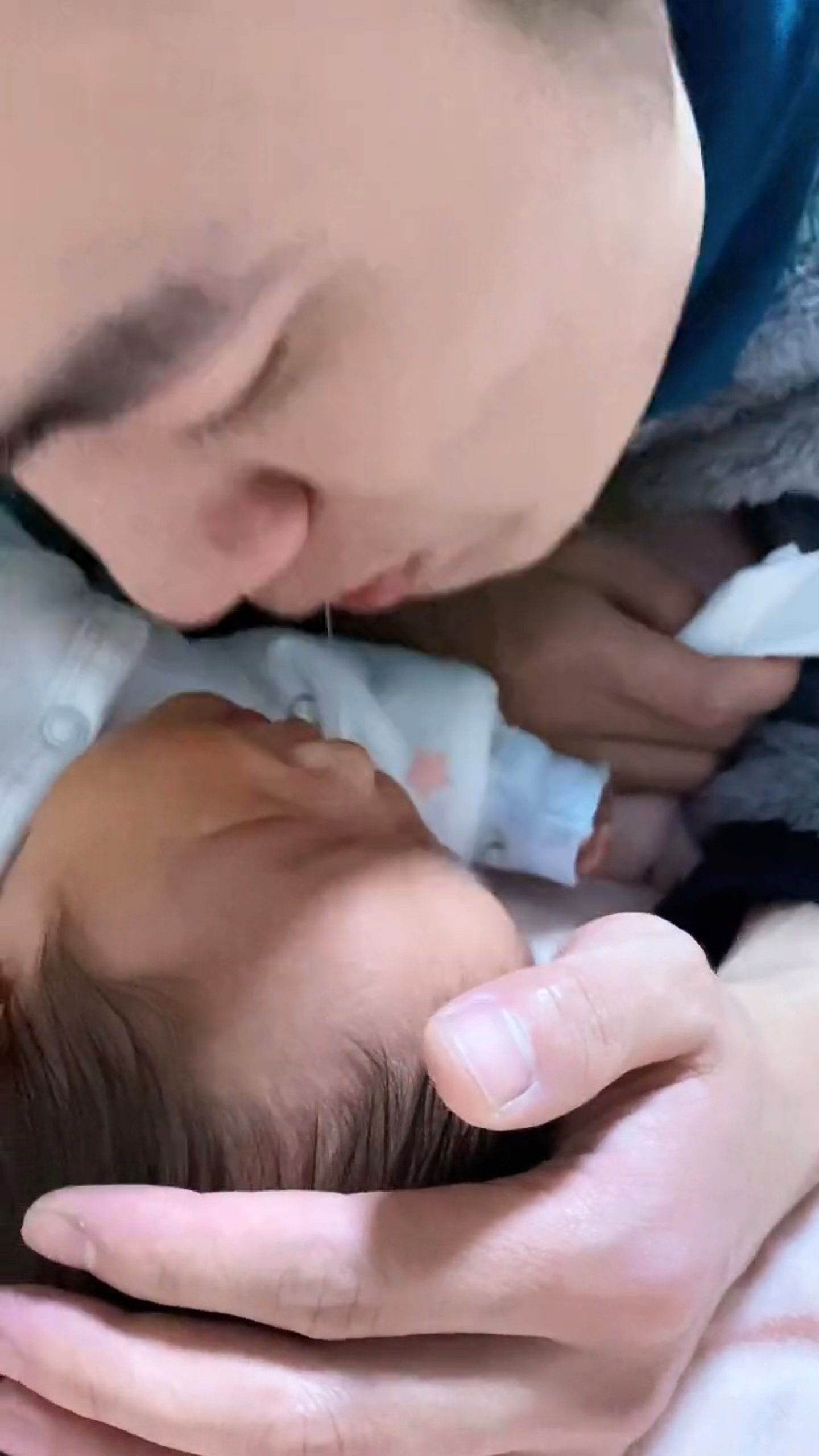 Read more about the article Chinese Dad Sucks Snot Out Of Congested Babys Little Nose