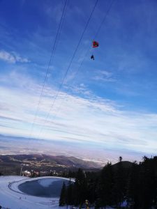 Read more about the article Paraglider On Skis Gets Chute Caught In Overhead Cable Before Falling Onto Ski Piste