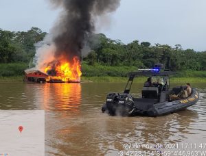 Read more about the article Videos Show Illegal Mining Rafts Burning On Amazon Tributary After Police Set Them On Fire In Mega Operation