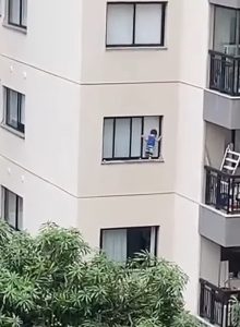 Read more about the article Heart-Stopping Moment Toddler Walks On Window Ledge Outside Block Of Flats