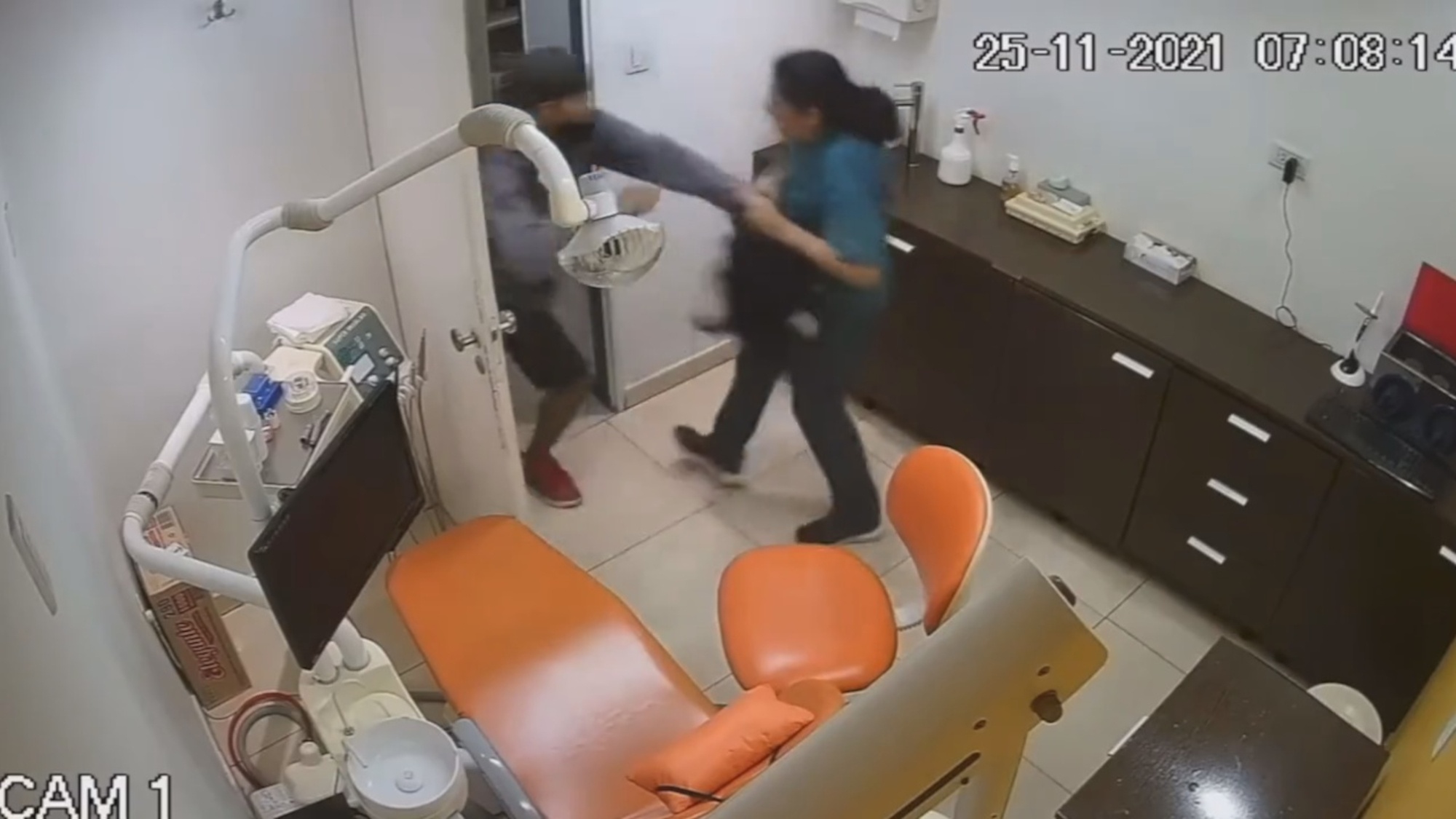 Read more about the article Moment Robber Knocks Out Womans Teeth At Dentist Trying To Steal Her Backpack