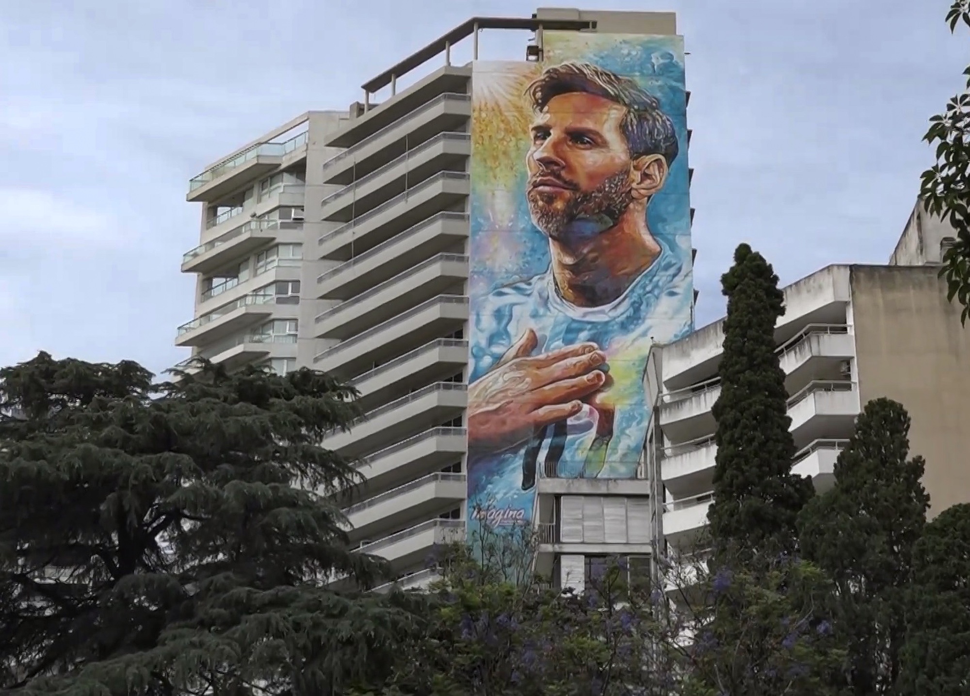 Read more about the article Giant Lionel Messi Mural Appears On Tower Block In His Hometown