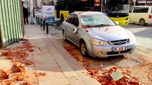 Read more about the article Moment Angry Woman Arguing With Men Throws Dozens Of Bricks At Car Their Buddy Lent Them