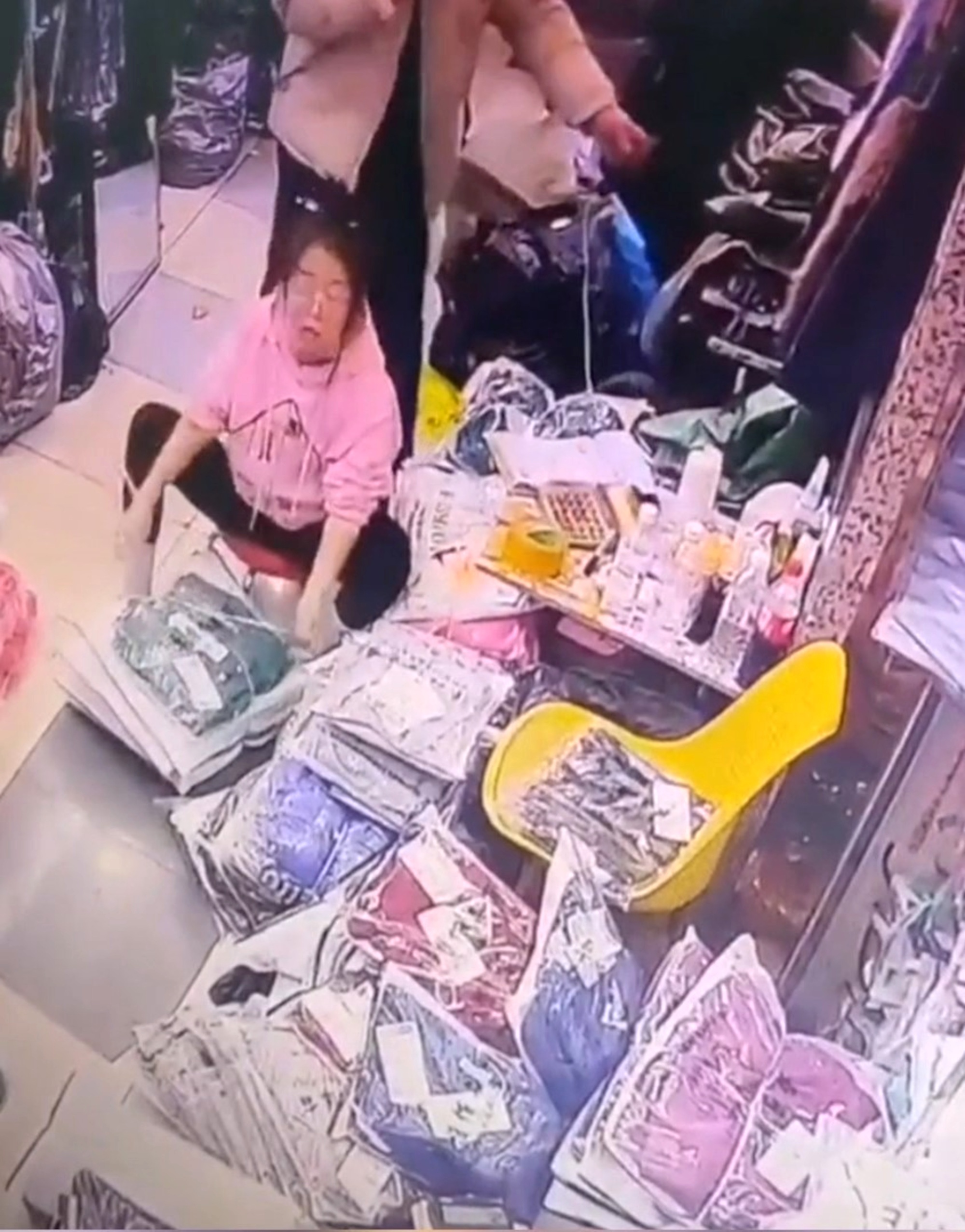 Read more about the article Embarrassing Moment Bungling Thief Tries To Steal Phone From Shop Owner But Does Not Realise Its Plugged In And Charging
