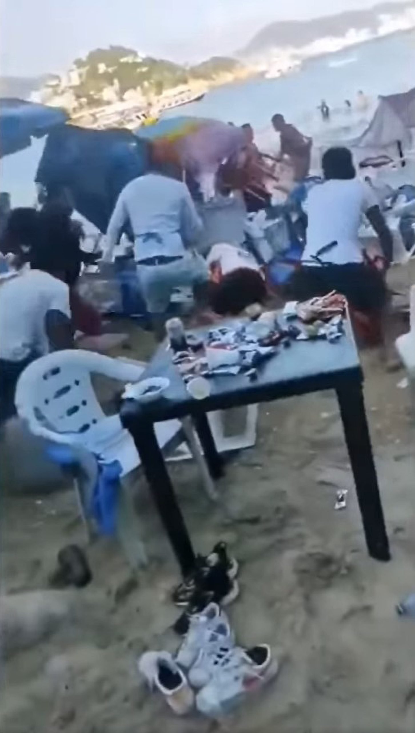 Read more about the article Moment Over 30 Tourists And Waiters Have Massive Brawl On Tourist Hotspot Beach Over Pricey Bill