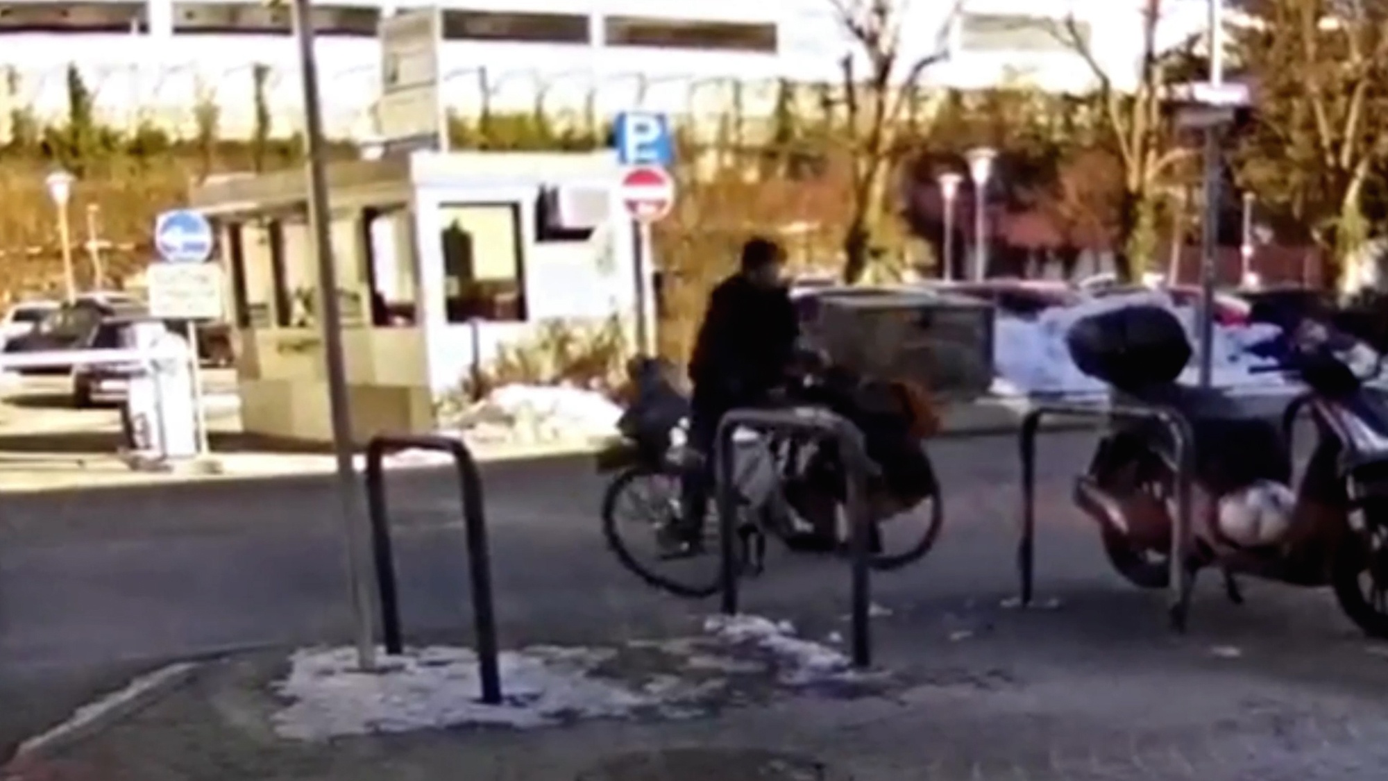 Нападение на улице. Мигрант напал на женщину. Жесть видео с нападения в Австрии.