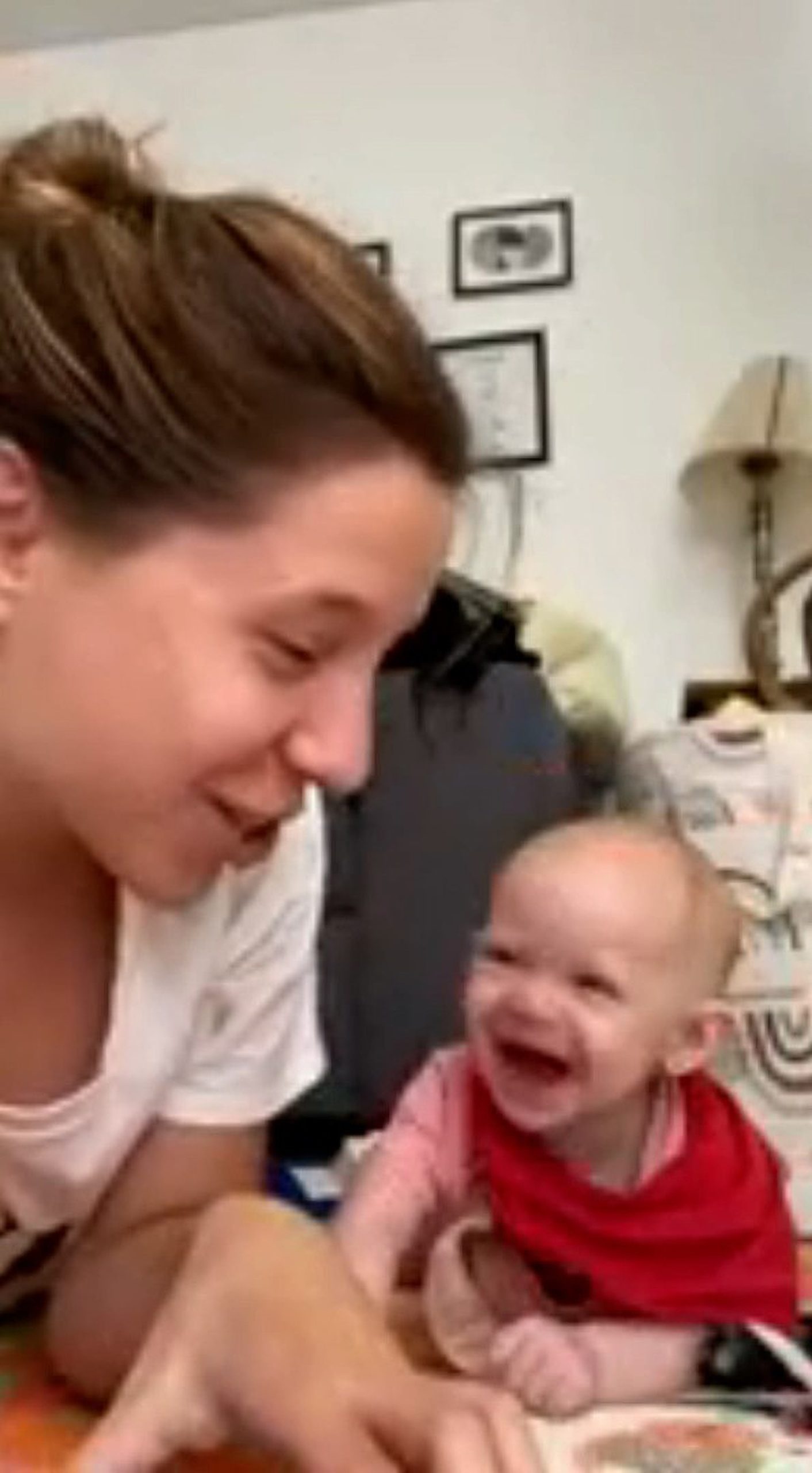 Read more about the article Cute Baby Roars With Laughter As Aunt Reads Her Hippo Book