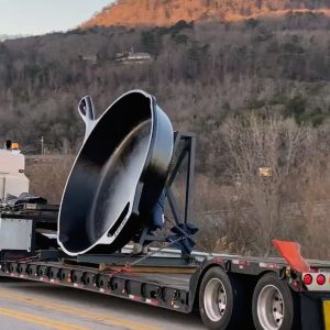 Read more about the article Worlds Largest Cast Iron Frying Pan Weighing Over Six Tonnes Makes Its Way To New Tennessee Museum